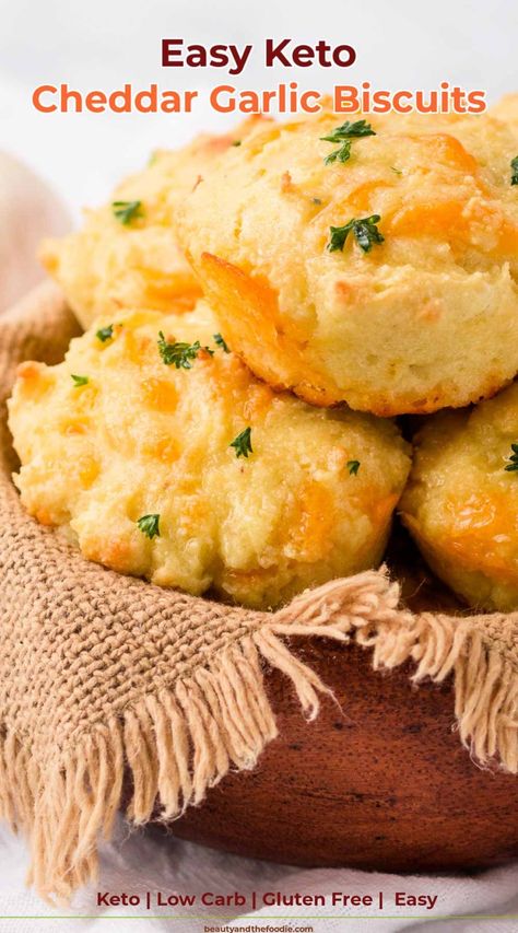 Keto Cheddar Garlic Biscuits - Beauty and the Foodie Cheddar Garlic Biscuits, Cheesy Garlic Biscuits, Exercise Essentials, Chaffles Recipe, Garlic Biscuits, 1200 Calorie Diet Meal Plans, Cena Keto, Keto Chaffles, Desayuno Keto