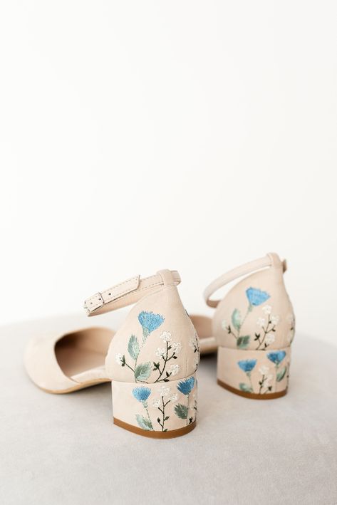 Wedding shoes 'Jasmine' is handcrafted in soft ivory suede and has elegant handmade embroidery that can be customized to your preference! This design has wildflowers and bright blue cornflowers embroidered on the back. The heel measures 4.5 cm / 1.8 inches. These wedding shoes are designed with a V-notched vamp (v-cut) and closed-toe, making bridal sandals even more elegant and special. Inside there is a soft Memory foam insole, which gives a feeling of additional comfort when walking. Tunit out Embroidered Kitten Heels, Embroidered Heels Wedding Shoes, Colored Shoes With Wedding Dress, Vintage Wedding Shoe, Wedding Shoes Embroidered, Wedding Shoes Floral, Wildflower Wedding Shoes, Embroidered Bridal Shoes, Short Wedding Heels