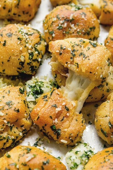 Cheesy Garlic Knots, Crescent Dough Recipes, Super Bowl Essen, Garlic Knots Recipe, Garlic Knots, Baking Bread Recipes, Crescent Roll Recipes, Crescent Roll Dough, Crescent Roll