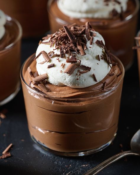 The Best Chocolate Mousse Recipe - Baker by Nature Best Chocolate Mousse Recipe, Easy Chocolate Mousse, Baker By Nature, Mousse Dessert, Chocolate Mousse Recipe, Dessert Aux Fruits, Slow Cooker Desserts, Desserts Vegan, Läcker Mat