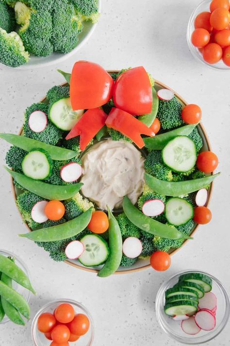 Everyone loves a Christmas Wreath Veggie Platter! Use your favorite greens and a bell pepper bow to surround a bowl of vegan French Onion or Ranch Dip! Vegan Appetizers Recipes, Veggie Platter, Vegan Appetizer, Vegan French, French Onion Dip, Ranch Dip, Sugar Snap Peas, Vegan Appetizers, French Onion