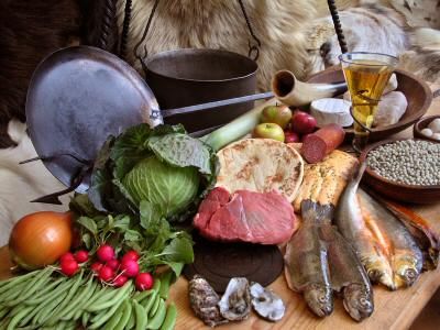 In the Company of Stones: The Raw Barley of Research: The Viking Diet Viking Food Recipes, Viking Diet, Casa Viking, Nordic Diet, Viking Food, Viking Party, Medieval Recipes, Food Traditional, Viking Life