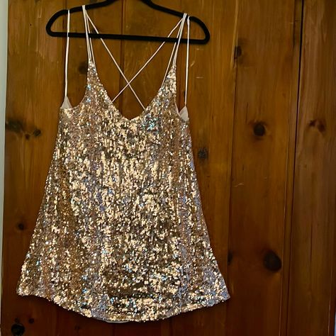 Free People Gold Sequins Lined Cross Back Tunic New Without Tag. Purchased And Never Worn Front Vneck Excellent Condition With No Flaws Has A Little Stretch To It Dm With Questions Offers Accepted Gold Tank Top, Sequin Top Outfit, Sweat Tour, Gold Sequin Top, Gold Tops, Sequin Tunic, Rolling Loud, Sparkly Top, Outfit Inspired