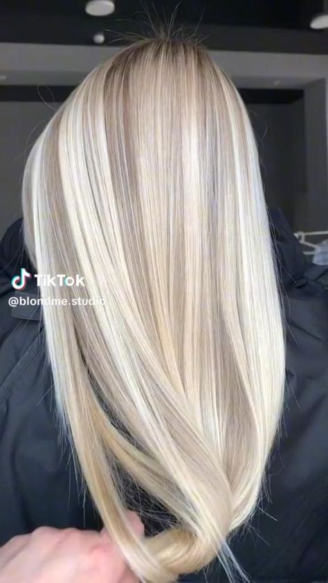 Vanilla Blonde Hair Dark Roots, Long Blonde Hair Cuts With Layers, Real Blonde Hair, Butter Cream Blonde Hair, Bright Blonde Hair Color Ideas, Warm Vs Cool Blonde, Barbie Blonde Hair Color, Bright Blonde Hair With Shadow Root, Bright Dimensional Blonde