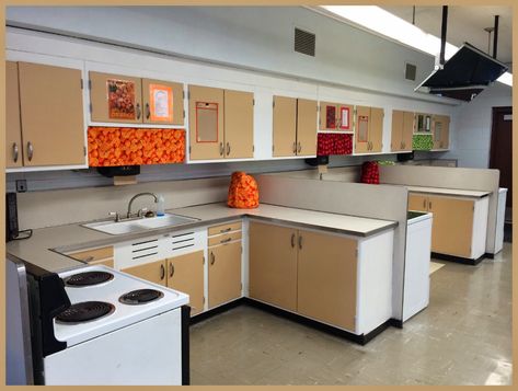 Home Economics Classroom, Facs Classroom, Kitchen Science, Science Classroom Decorations, Culinary Classes, Wake Ideas, Kitchen Set Up, Studying Food, Family And Consumer Science