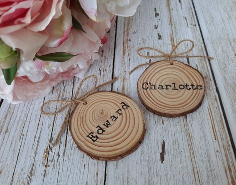 Wooden Name Place Cards, Log Table Centre Pieces, Typewriter Lettering, Table Place Names, Rustic Place Cards, Name Places, Wooden Log Slices, Wedding Party Table Decorations, Destination Wedding Favors