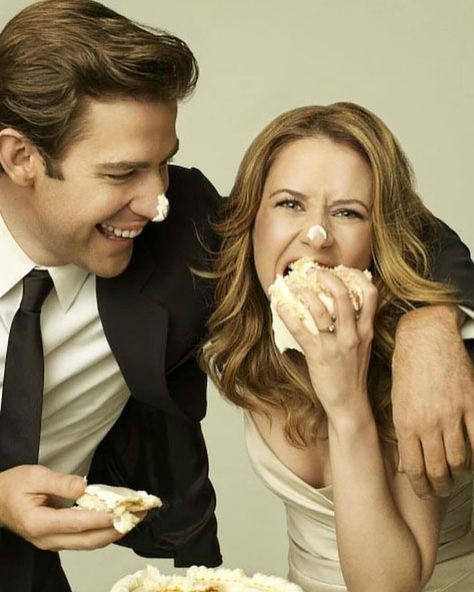 This photo shoot is golden. One of the best 😍😍😍 #jimhalpert #jackryan #jennafischer #jimandpam #johnkrasinski #pamhalpert #pambeesly… Jim And Pam Wedding, John Krasinski Jenna Fischer, Pam The Office, Jim And Pam, The Office Jim, Jim Pam, The Office Show, Jenna Fischer, Tv Show Couples