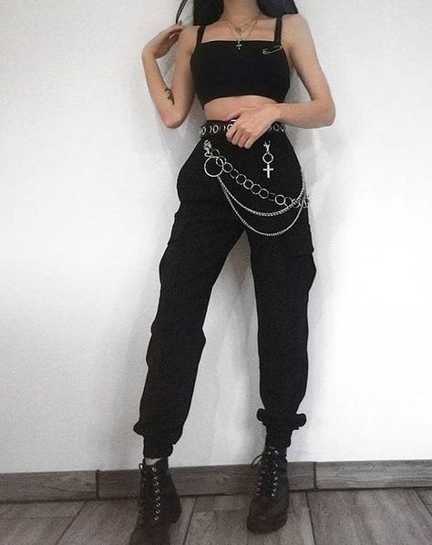 autfit de color negro Grunge Style Outfits, Celana Jogger Wanita, Vestiti Edgy, Converse Outfits, Egirl Fashion, Mode Emo, Goth Outfit, Aesthetic Grunge Outfit, Grunge Look