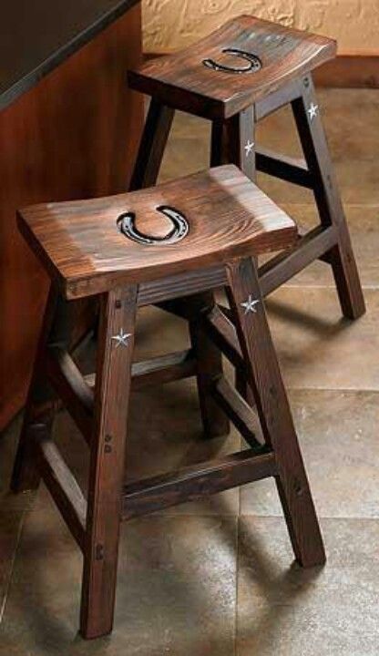 Horse shoe stools Cowboy Bar, Cowboys Bar, Western Kitchen, Kursi Bar, Western Furniture, Horseshoe Art, Western Homes, Horse Decor, Happy House