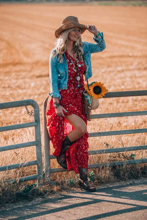 That fabulous bohemian red dress everybody is talking about! Red Bohemian Dress, Cherry Print Dress, Short Beach Dresses, Look Boho Chic, Boho Chique, Short Dress White, Mode Hippie, Looks Country, Boho Dresses Long