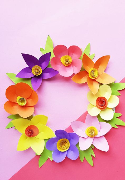 Paper Wreath Craft for Kids Made from Gorgeous Paper Flowers! Simple Paper Flowers, Construction Paper Flowers, Spring Flower Crafts, Paper Flower Wall Art, Paper Roses Diy, Mops Crafts, Recycled Paper Crafts, Paper Flower Wreaths, Felt Flower Wreaths