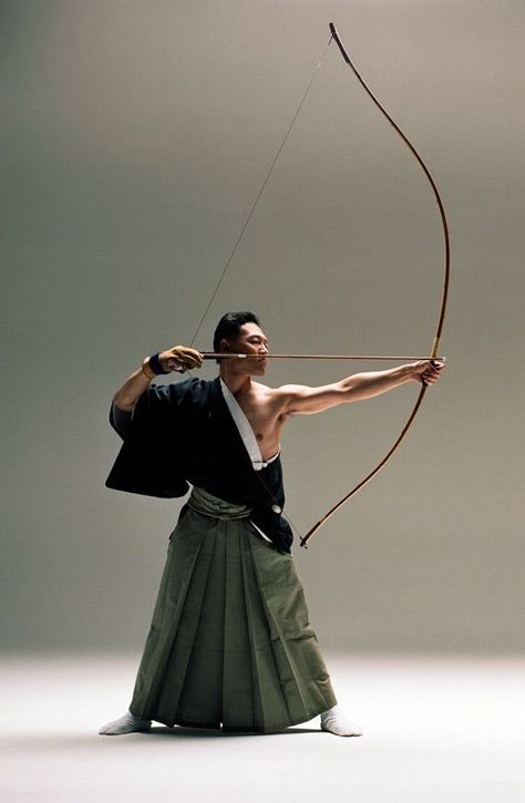 Kyudo Giant Dinosaur, Pencak Silat, Traditional Archery, Art People, Bow And Arrow, Human Poses Reference, Art Japonais, Poses References, Human Poses