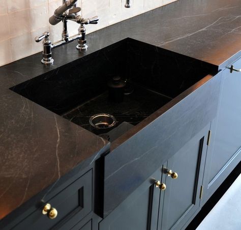 Soap stone counter and black cabinets Black Soapstone Countertops, Black Concrete Countertops, Black Marble Countertops, Soapstone Kitchen, Green Cabinet, Soapstone Counters, Countertops Concrete, Outdoor Kitchen Countertops, Black Concrete