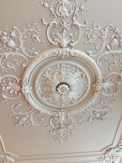 French Ceiling Design, Baroque Decor Modern, Ceiling Ornaments, Ornate Ceiling, Plaster Ceiling Design, Plaster Ceiling, Ceiling Medallion, Victorian Design, Wall Molding