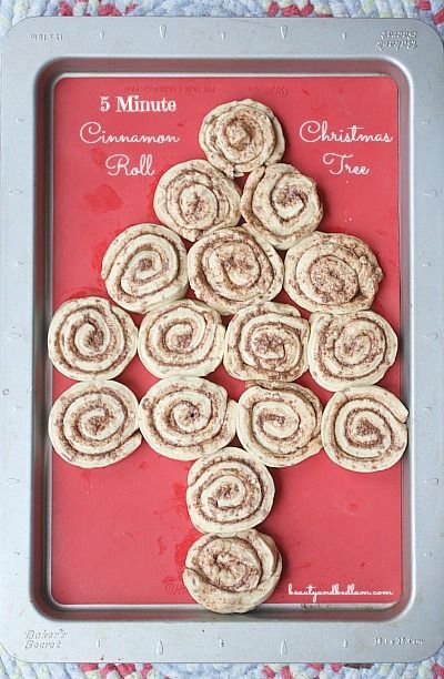 Be a hero in your home in five minutes. Thank me later. :) 5 Minute Cinnamon Roll Christmas Tree with easy overnight rise cinnamon roll recipe. Cinnamon Roll Christmas Tree, Cinnamon Roll Christmas, Roll Christmas Tree, Cinnamon Roll Recipe, Christmas Friends, Roll Recipe, Cinnamon Rolls Recipe, Christmas Breakfast, Thank Me Later