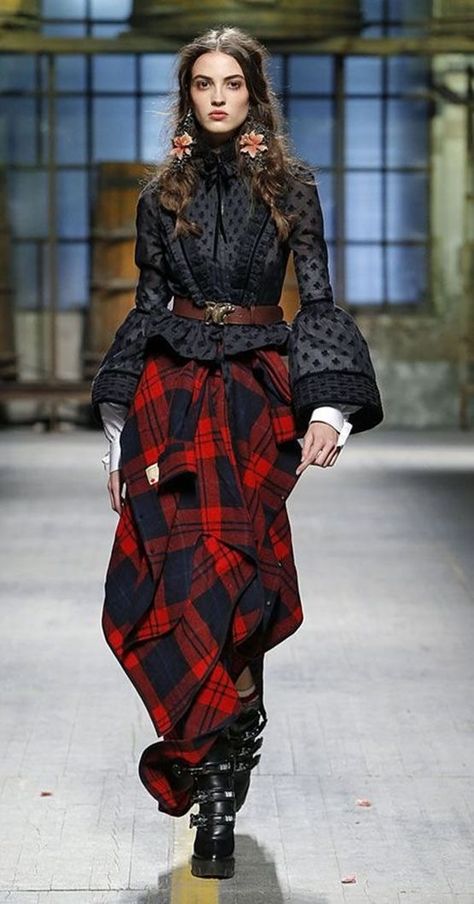 Tartan Skirt Outfit, Mode Tartan, Camille Hurel, Tartan Fashion, Estilo Hippy, Fashion Campaigns, Supermodels Runway, Fashion Now, Street Style Trends