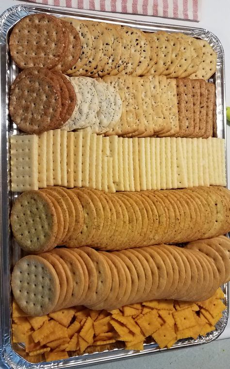 Cracker Tray Ideas Party Platters, 50th Birthday Snack Ideas, How To Display Crackers For A Party, Cracker Platter Ideas, Cracker Display Ideas, Cracker And Cheese Platter Ideas, Cracker Tray Ideas, Crackers Charcuterie Board, Cheese And Cracker Tray Ideas