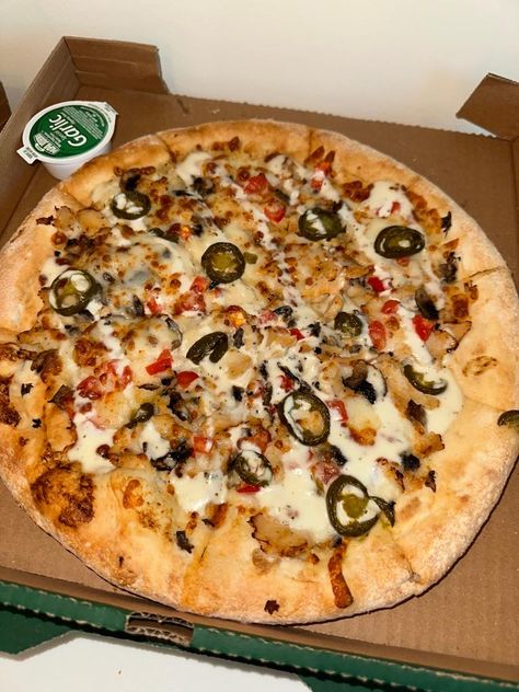 Spicy chicken ranch, the best flavor that exists. Pizza Chicken Ranch, Chicken Ranch Pizza, Pizza Ranch, Ranch Pizza, Papa Johns Pizza, Hot Pizza, Chicken Ranch, Papa Johns, Food Memes