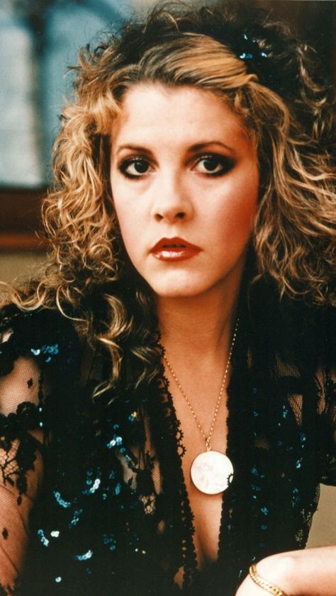 Download free HD wallpaper from above link! #music #StevieNicksWallpaper #StevieNicksWallpapersScreensavers #StevieNicksWallpaperIphone #StevieNicksWallpaperHd #StevieNicksDesktopWallpaper #StevieNicksPhoneWallpaper #StevieNicksHighQualityWallpapers Stevie Nicks Makeup, Stephanie Lynn, Stevie Nicks Style, Lindsey Buckingham, Stevie Nicks Fleetwood Mac, Women Of Rock, Musica Rock, I'm With The Band, Janis Joplin