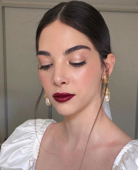 Beauty Trend 2023: The Red Wine Makeup For Your Dinner Date – Ferbena.com Red Wine Makeup, Wine Makeup, Makeup Bibir, Curated Wardrobe, Maquillage On Fleek, Makeup Pengantin, Trend 2023, Bridal Makeup Looks, Bride Makeup