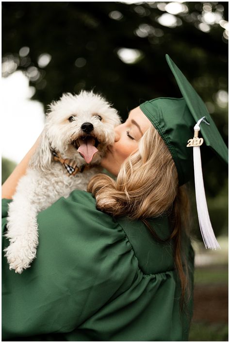 Vet Graduation Pictures, Veterinarian Graduation Pictures, Vet School Graduation Pictures, Cute Graduation Photos, Graduation Photoshoot Props, Veterinary Graduation Pictures, College Graduation Picture Ideas Teachers Education Major, Graduation Picture Ideas With Dog, Vet Tech Graduation Pictures