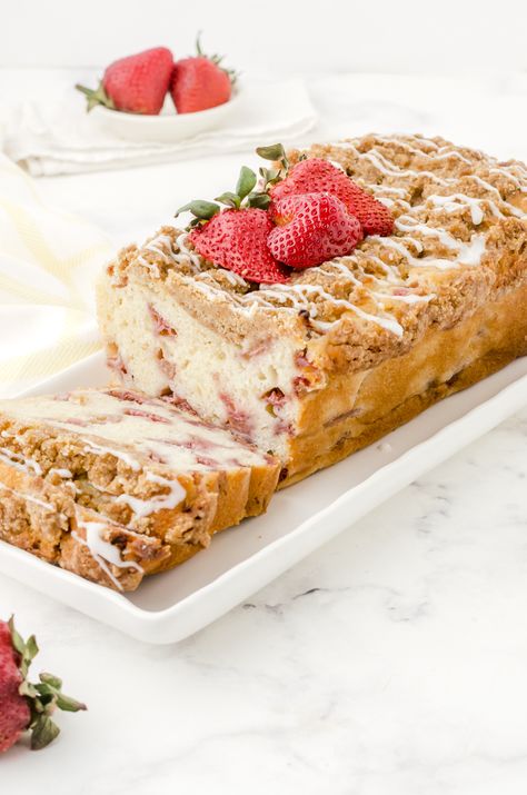 Celebrate strawberry season with this super moist strawberry bread recipe. Dotted with fresh strawberries and paired with a sweet crunchy topping, this easy recipe can be mixed up quicker than a whistle! It's a wonderful quick bread recipe perfect for breakfast, brunch, or snack time. Easy Strawberry Pie, Strawberry Bread Recipes, Buttermilk Banana Bread, Rolled Sugar Cookie Recipe, Strawberry Banana Bread, Fresh Strawberry Cake, Quick Bread Recipe, Funky Flowers, Strawberry Bread