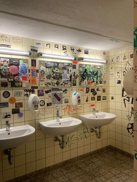 Men’s Public Bathroom, Toilet Aesthetic Grunge, Highschool Bathroom Graffiti, Bathroom Ideas Grunge, Public Restroom Aesthetic, Cool Public Bathrooms, Cool Bar Bathrooms, Bathroom Stall Aesthetic, Public Bathroom Aesthetic