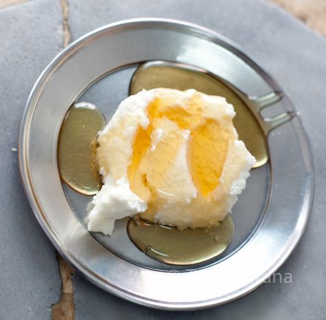 "Kaymak," or clotted cream, with honey - part of a great Turkish breakfast. I need to visit Kaymakçı Pando, where this beauty was made. Kaymak Recipe, Lebanon Food, Istanbul Food, Turkish Desserts, Turkish Breakfast, Fig Recipes, Arabic Sweets, Nutella Recipes, Clotted Cream