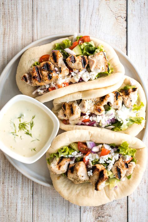 Chicken Souvlaki Marinade, Souvlaki Chicken, Easy Greek Chicken, Greek Chicken Gyros, Chicken Greek, Pita Wrap, Greek Gyros, Chicken Pita, Chicken Souvlaki