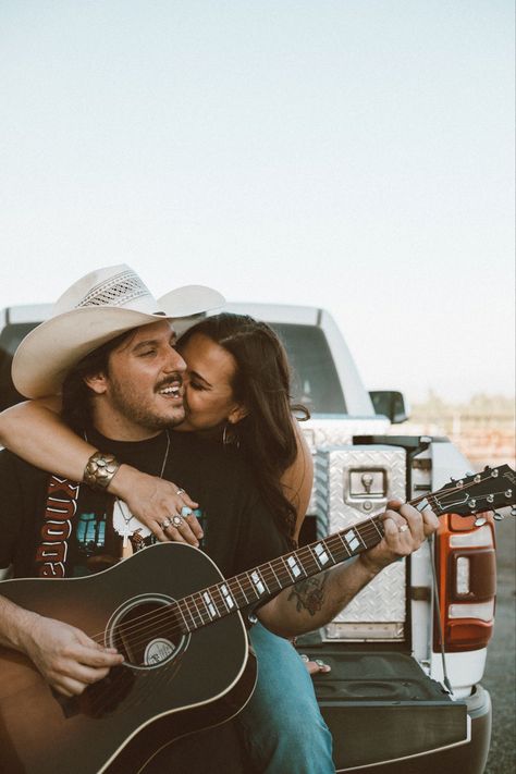 Easy To Love. Cowboy sitting on a tailgate singing to the love of his life, His cowgirl. Music Duo Photoshoot, Country Music Photoshoot, Tailgate Photoshoot, Marrying Your Best Friend, Musician Life, Western Couple, Music Photoshoot, Country Love Songs, Johnny And June