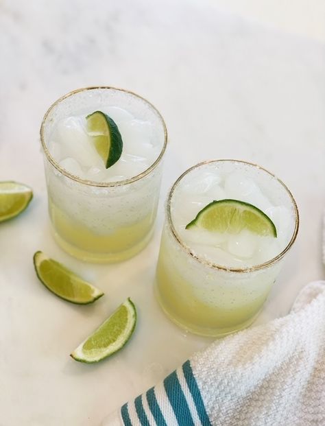 Easy Skinny Margarita Recipe 3 Ingredient Drinks Alcohol, Authentic Margarita Recipe, Marg Recipe, Frozen Mango Margarita, Easy Margarita, How To Make Margaritas, Batch Cocktails, Finger Lime, Lime Margarita