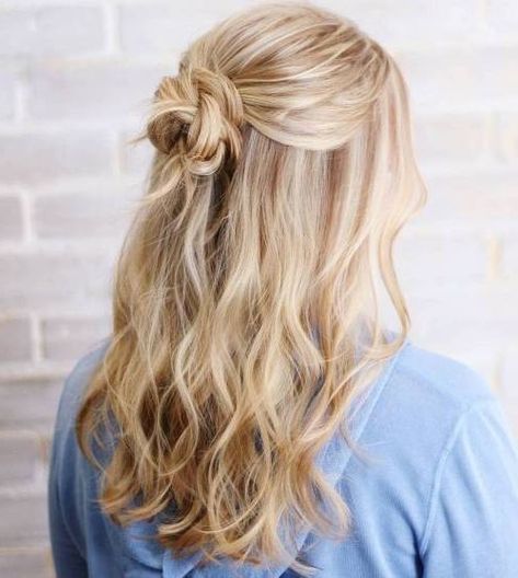 Great Hairstyles That You Can Do At Home - Society19 Casual Wedding Hairstyles, Half Bun Hairstyles, Half Up Bun, Super Easy Hairstyles, Half Updo, Back To School Hairstyles, Penteado Cabelo Curto, Casual Hairstyles, Half Up Hair