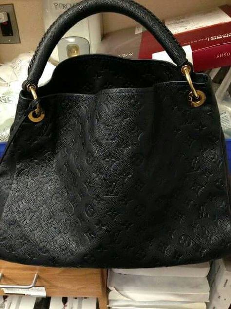 I'm in love!! Τσάντες Louis Vuitton, Tas Chanel, Sac Michael Kors, Sac Louis Vuitton, Louis Vuitton Empreinte, Favorite Handbags, Lv Handbags, Beautiful Handbags, Henri Bendel