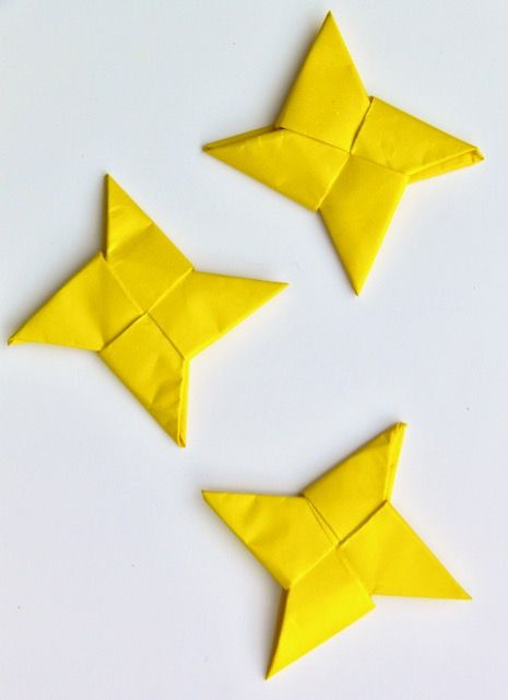 Anyone can learn to make an Origami Ninja Throwing Star with this easy step-by-step tutorial! Origami Easy Step By Step, Easy Origami For Kids, Origami Frog, Origami Step By Step, Origami Ideas, Kids Origami, Origami Ball, Origami Fashion, Origami Dragon