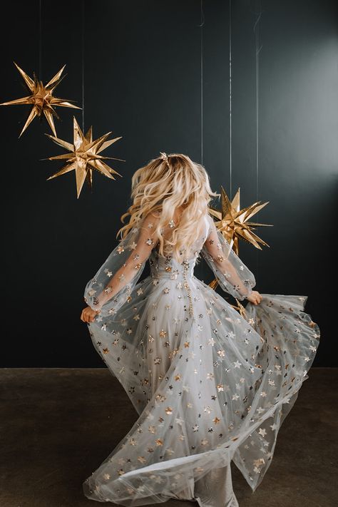 insta & pinterest @kenziemxller Starry Night Photoshoot, Celestial Photoshoot, Natalie Wynn, Star Wedding Dress, Foto Kids, Tiny Wedding, Diy Kostüm, Celestial Wedding, Mode Inspiration