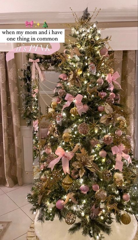 Christmas Tree With Pink Ribbon, Love Shack Fancy Christmas Tree, Pink Aesthetic Christmas Tree, Christmas Decoration Aesthetic, Pink Decorated Christmas Tree, Coquette Christmas Tree, Pinkmas Tree, Christmas Tree Ideas Aesthetic, Pink Tree Decorations