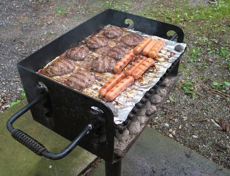 How to Cook Hamburgers With Aluminum Foil on a Gas Grill Best Grilled Burgers, How To Cook Hamburgers, Best Gas Grills, Juicy Burger, Best Charcoal Grill, Charcoal Bbq Grill, How To Cook Burgers, Homemade Burgers, Grilled Burgers