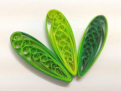 Twisted quilling leaf tutorial Paper Quilling Letters, Quilling Flowers Tutorial, Quilling Instructions, Quilling Comb, Diy Quilling Crafts, Quilling Flower Designs, Quilling Letters, Neli Quilling, Paper Quilling Tutorial