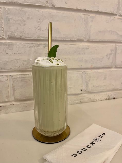 Matcha vanilla shake Matcha Milkshake, Vanilla Shake, Milkshake Recipes, Matcha Latte, Healthy Drinks, Matcha, Healthy Lifestyle, Vanilla, Healthy Recipes