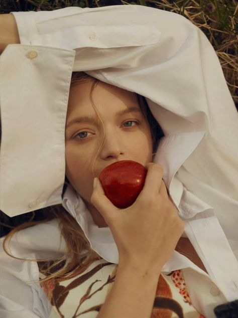 Taking a bite from an apple, Gemma Ward wears Prada shirting Apples Photography, Gemma Ward, Wonderland Magazine, Apple Model, Australian Models, How To Pose, Fashion Tips For Women, Fashion Editorial, Fall 2016