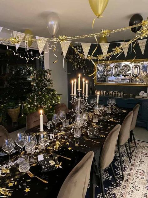 New Years Eve Table Setting, New Years Party Themes, New Year's Eve Party Themes, New Years Dinner Party, Nye Party Decorations, Nye Dinner, New Years Eve Party Ideas Decorations, Nye Decorations, New Year's Eve Activities