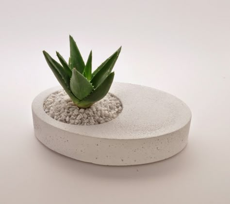 classic contemporary refined simplicity. well that's how david brumlin describes his work. and it is. all of that... plus, i thought i'd... Unique Planters, Pot Diy, Plant Pot Design, Diy Concrete Planters, Plant Pot Diy, Pot Design, Cement Diy, Concrete Diy Projects, Cement Art