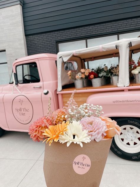 Flower Trailer Business, Vintage Flower Truck, Flower Truck Aesthetic, Flower Boutique Ideas, Flower Truck Photoshoot, Mobile Flower Truck, Flower Farm Aesthetic, Flower Truck Ideas, Flowers Shop Aesthetic