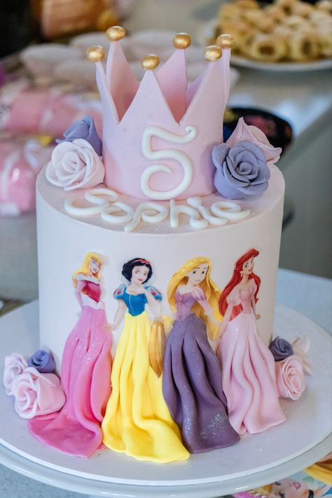 Chocolate cake, with fondant icing and decorations. Featuring Aurora, Snow White, Rapunzel and Ariel. Made by the talented Stiletto Studio in Wellington, New Zealand. One Layer Princess Cake, Disney Princess Fondant Cake, Chocolate Cake With Fondant, Happy Birthday Cake Girl, Rapunzel And Ariel, Fairy Princess Cake, Birthday Disney Princess, Aurora Cake, African Cake