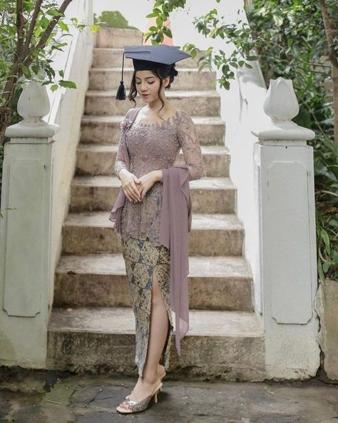 Kebaya Simple, Model Dress Kebaya, Batik Dress Modern, Model Kebaya Modern, Kebaya Hijab, Kebaya Modern Dress, Rok Outfit, Modern Kebaya, Dress Brokat