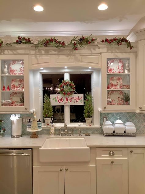 Small Apartment Christmas Decor Ideas, Small Apartment Christmas Decor, Small Apartment Christmas, Christmas Kitchens, Apartment Christmas Decor Ideas, Apartment Christmas Decor, Christmas Chandelier, White Fridges, Christmas Coffee Table Decor