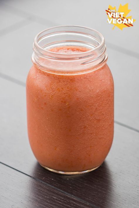 This rather bizarre tomato smoothie was a treat that my mom and I would have when I was a kid. Just try it, it’s pretty good. Back to school season is here, and even as an adult who hasn’t been in school for a couple years now, it seems odd to not be gearing up … Tomato Smoothie Recipes, Jus Tomat, Tomato Smoothie, Resep Smoothie, Tomato Vine, Prepped Lunches, School Season, Healthy Meal Prep, Healthy Smoothies