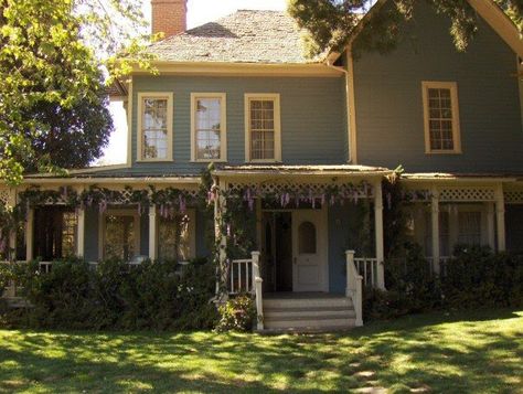 Love the hanging lilac. And everything else. Lorelei Gilmore House, Gilmore House, Gilmore Girls House, Stars Hollow Connecticut, Lorelei Gilmore, The Gilmore, Chalk Talk, Famous Houses, Raven Cycle