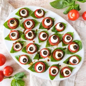 Albertsons - Caprese "Eyeballs" with Basil, Tomato, Mozzarella & Black Olives Halloween Caprese, Healthy Halloween Treats, Super Healthy Kids, Tomate Mozzarella, Halloween Appetizers, Healthy Halloween, Halloween Snacks, Halloween Food For Party, Milk Recipes