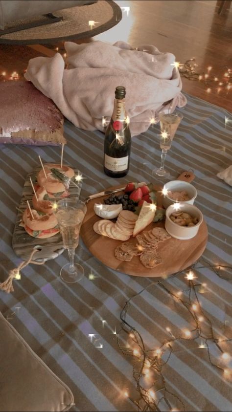 Fairy Lights Picnic, Picnic Inside House, Picknick Date Ideas, Living Room Picnic Date, Home Picnic Ideas, Indoor Picnic Date, Living Room Picnic, Anniversary Picnic, Playing Card Tattoos